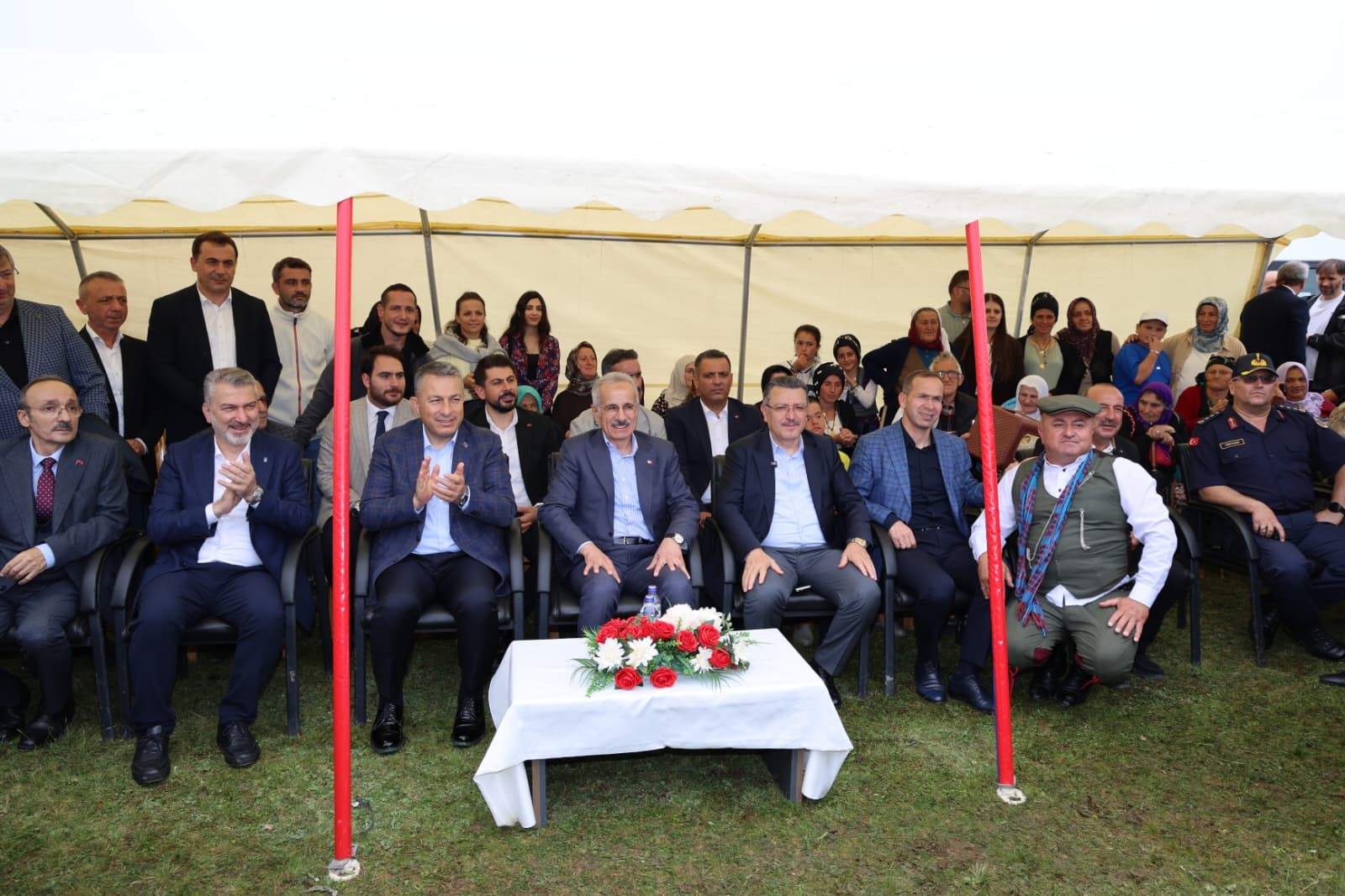 BAŞKAN GENÇ, HONEFTER YAYLA ŞENLİĞİ’NDE VATANDAŞLARLA BULUŞTU