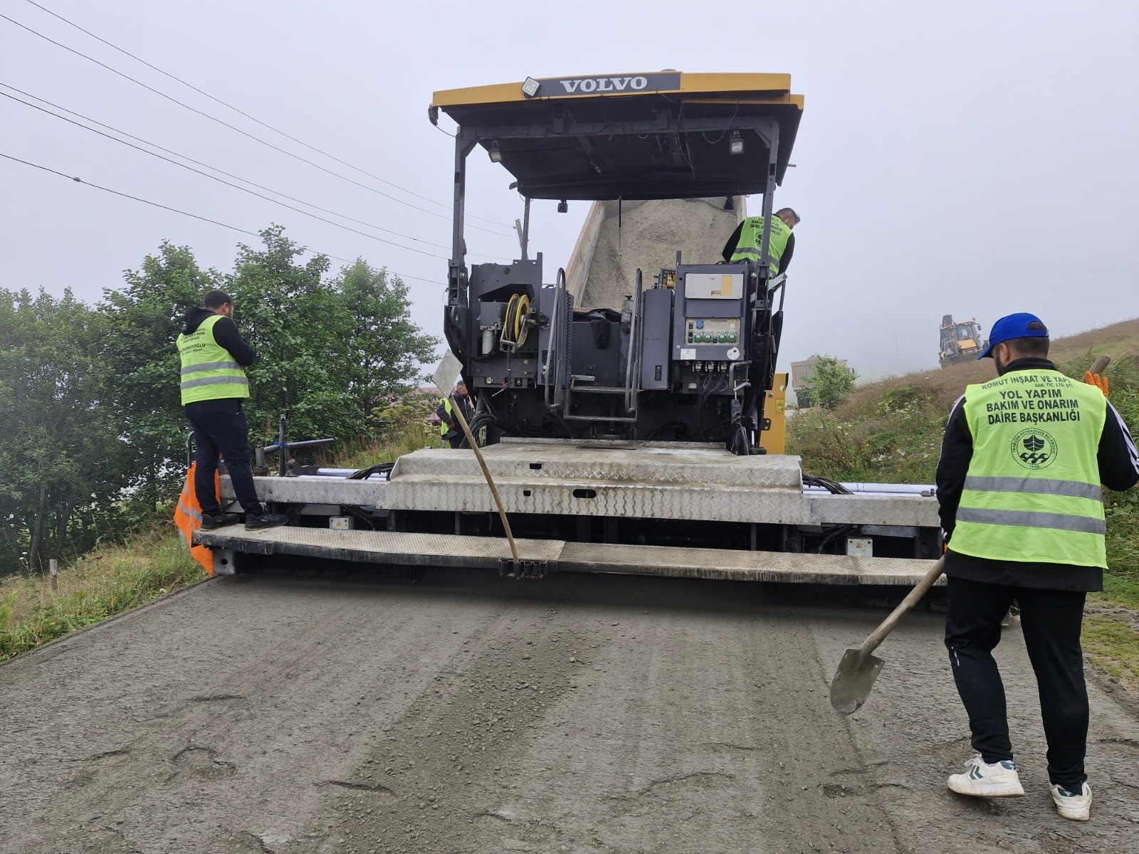 TRABZON’DA 4 İLÇEDE 13 KİLOMETRELİK YOL KURU BETONLA KAPLANDI
