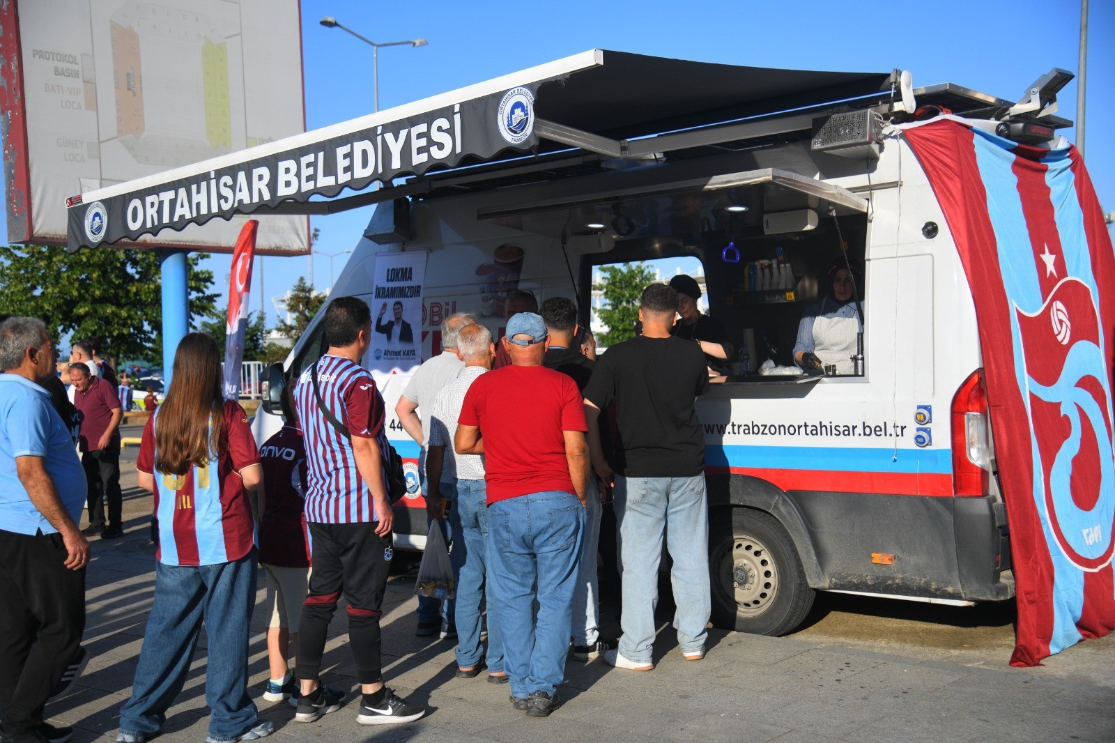 BAŞKAN KAYA, TRABZONSPOR TARAFTARLARINA 3 BİN KAŞKOL HEDİYE ETTİ