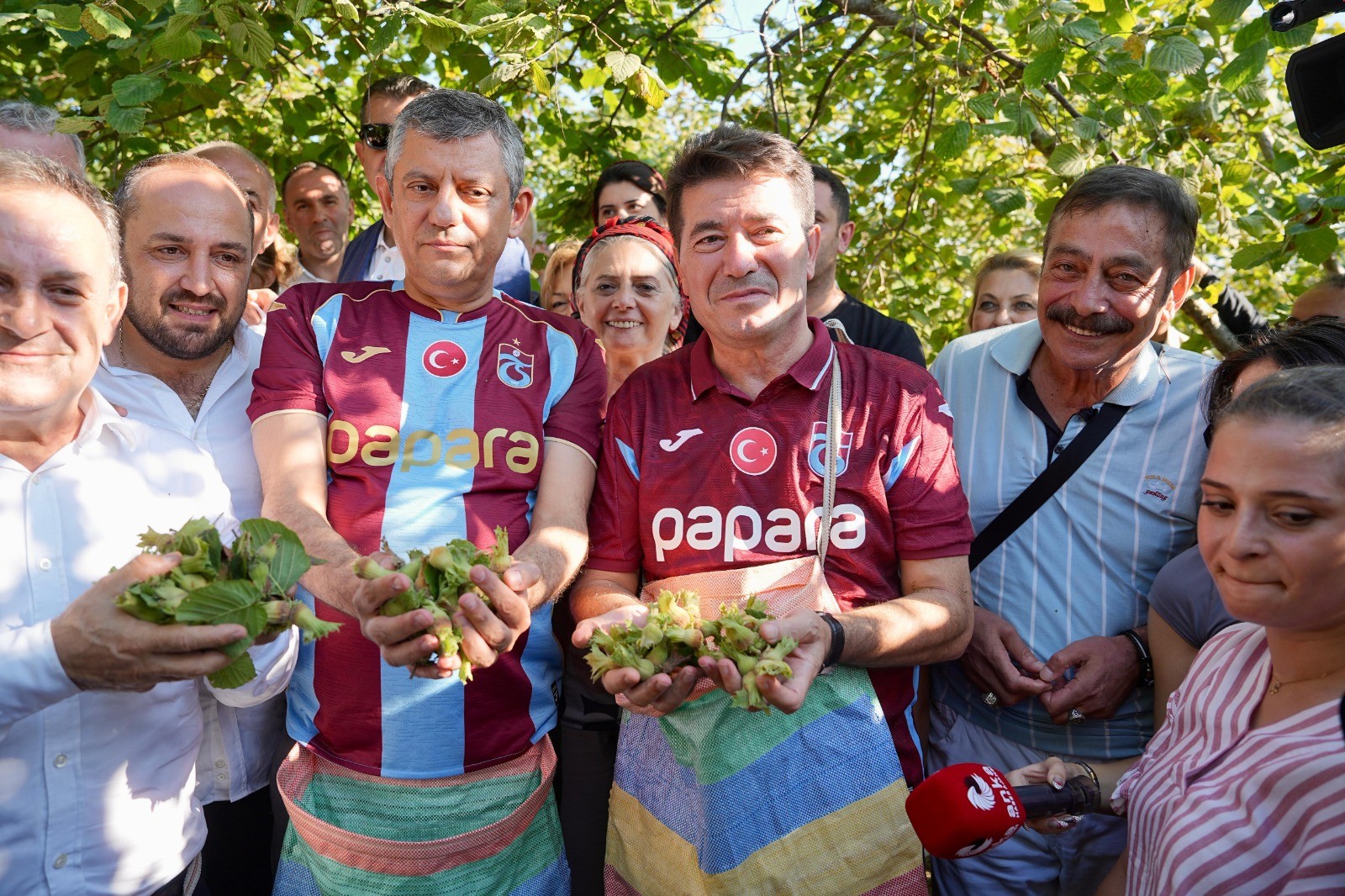 YENİ PARTİ GENEL BAŞKANI ÖZEL, BAŞKAN KAYA İLE BİRLİKTE FINDIK TOPLADI