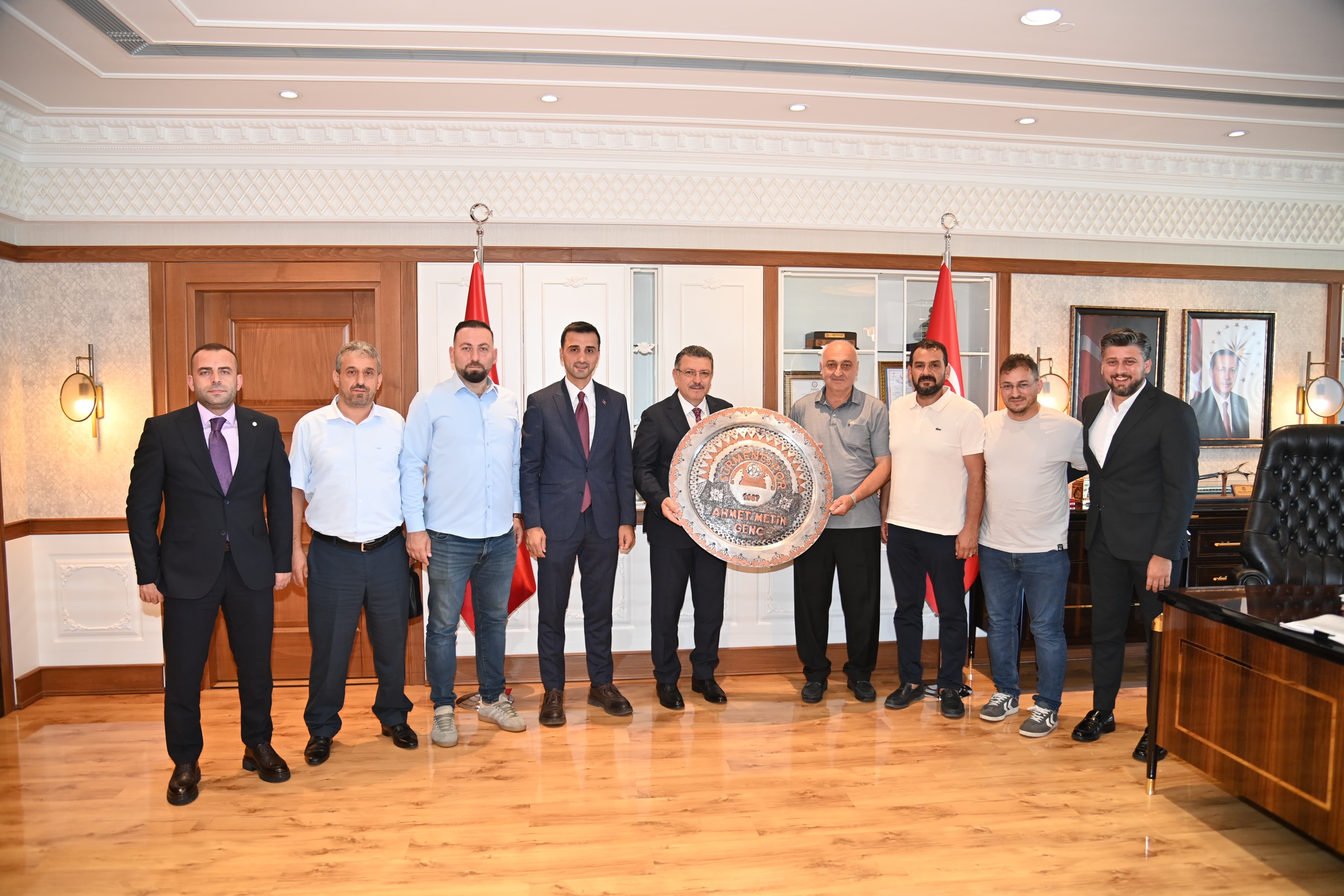 Sürmenespor Yönetiminden Ahmet Metin Genç’e Anlamlı Teşekkür