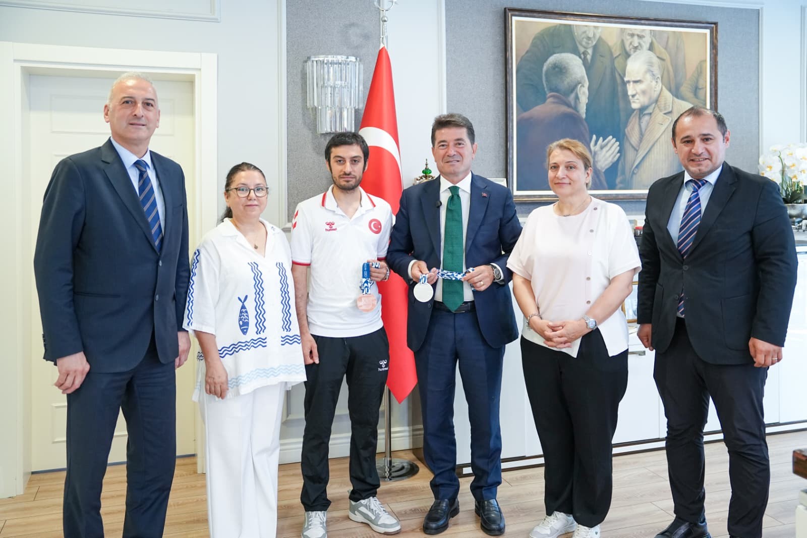 OSTAHİSAR BELEDİYE BAŞKANI AHMET  KAYA, AKDENİZ OYUNLARI’NDAN MADALYALARLA DÖNEN BUĞRA SELİMZADE’Yİ AĞIRLADI