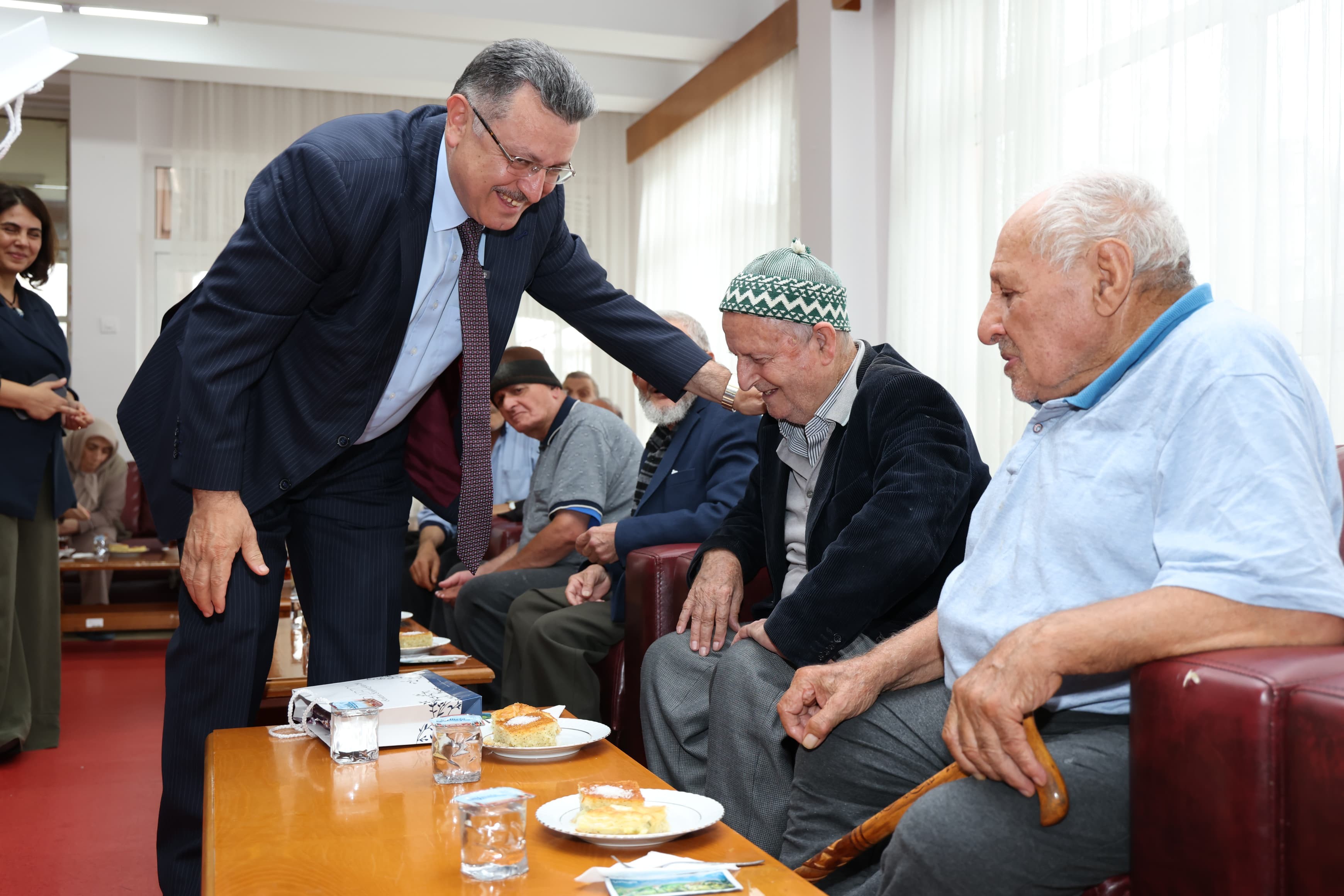 TRABZON BÜYÜKŞEHİR BELEDİYE BAŞKANI AHMET METİN GENÇ'TEN YAŞLI ÇINARLARA ZİYARET