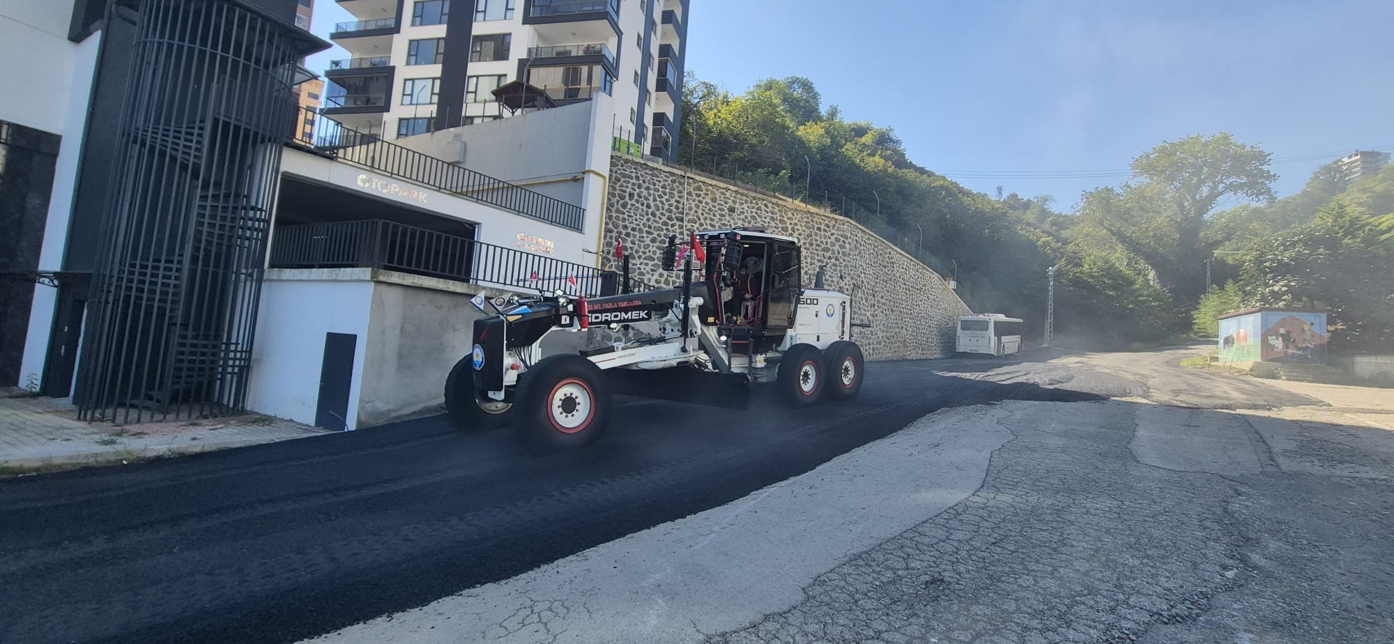 BÜYÜKŞEHİR'İN YOL SEFERBERLİĞİ SÜRÜYOR