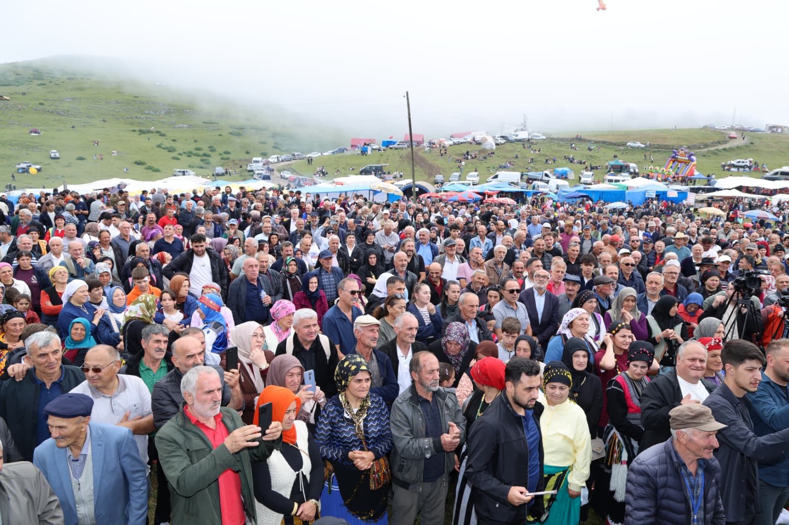 BAŞKAN GENÇ, HONEFTER YAYLA ŞENLİĞİ’NDE VATANDAŞLARLA BULUŞTU