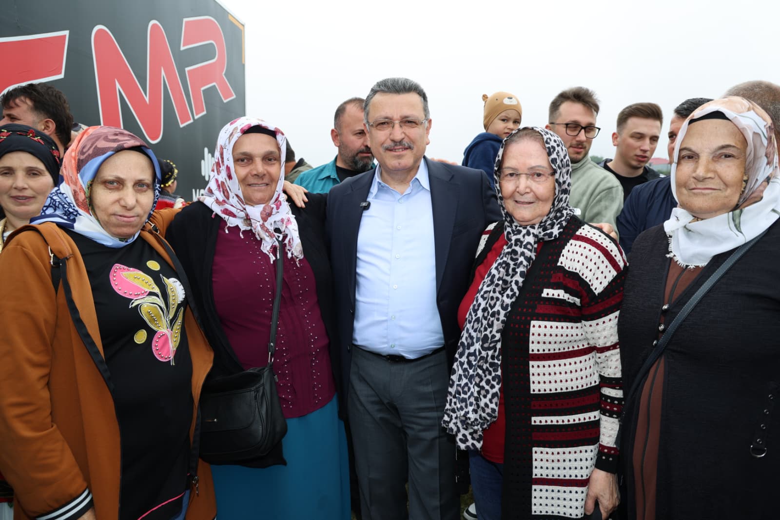 BAŞKAN GENÇ, HONEFTER YAYLA ŞENLİĞİ’NDE VATANDAŞLARLA BULUŞTU