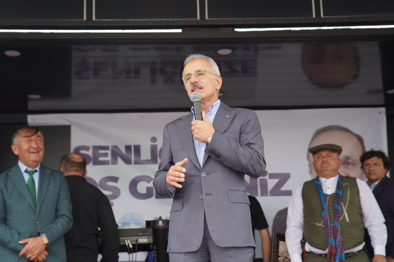 BAŞKAN GENÇ, HONEFTER YAYLA ŞENLİĞİ’NDE VATANDAŞLARLA BULUŞTU