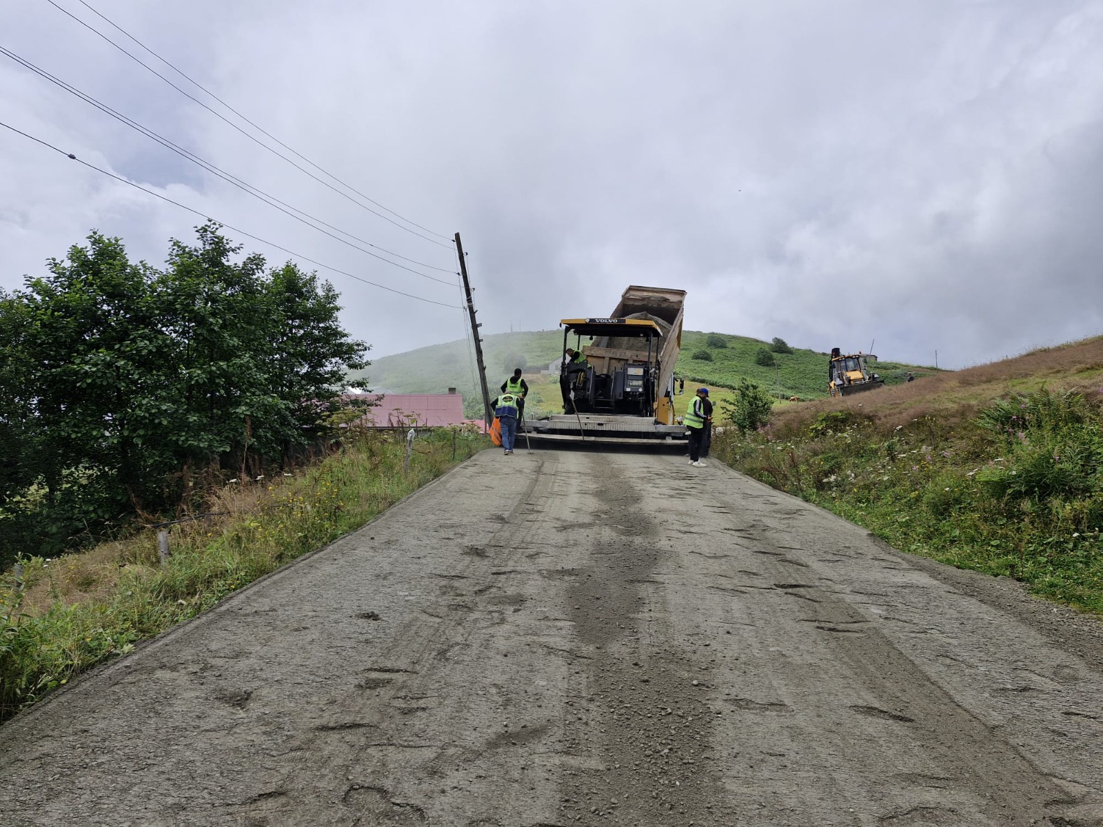 TRABZON’DA 4 İLÇEDE 13 KİLOMETRELİK YOL KURU BETONLA KAPLANDI