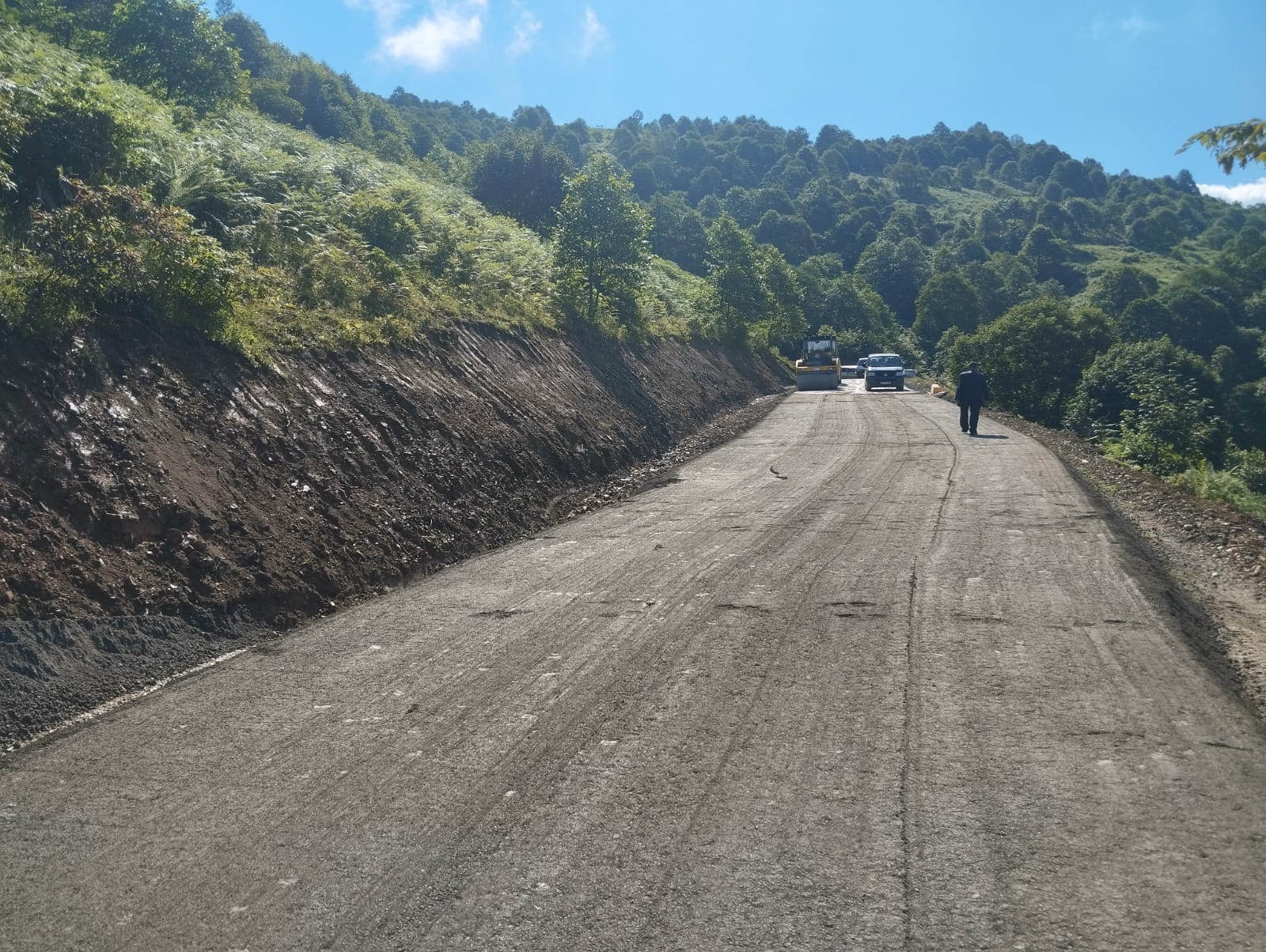 TRABZON’DA 4 İLÇEDE 13 KİLOMETRELİK YOL KURU BETONLA KAPLANDI