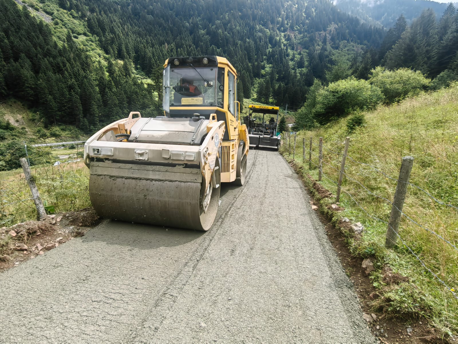 TRABZON’DA 4 İLÇEDE 13 KİLOMETRELİK YOL KURU BETONLA KAPLANDI