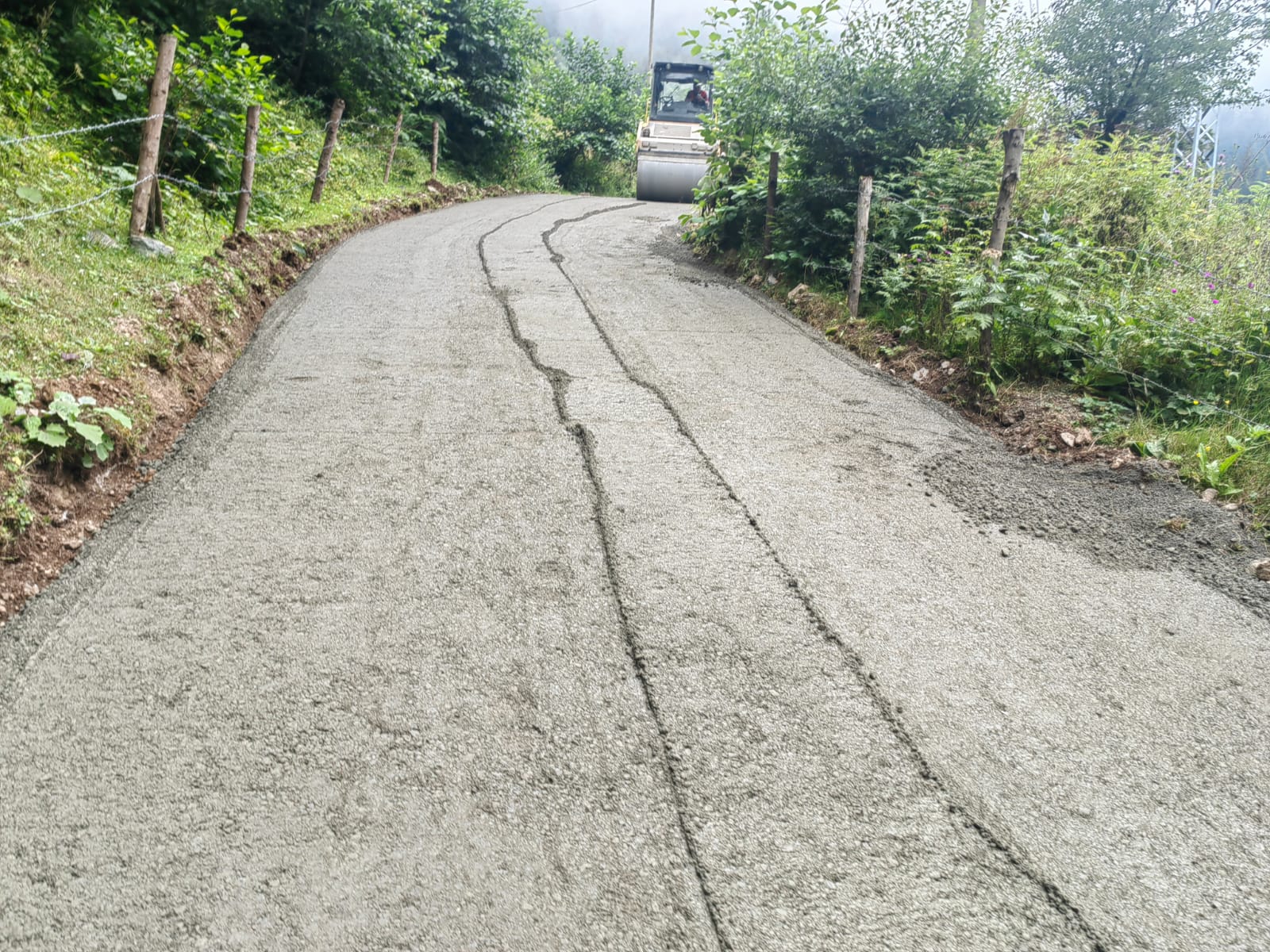 TRABZON’DA 4 İLÇEDE 13 KİLOMETRELİK YOL KURU BETONLA KAPLANDI