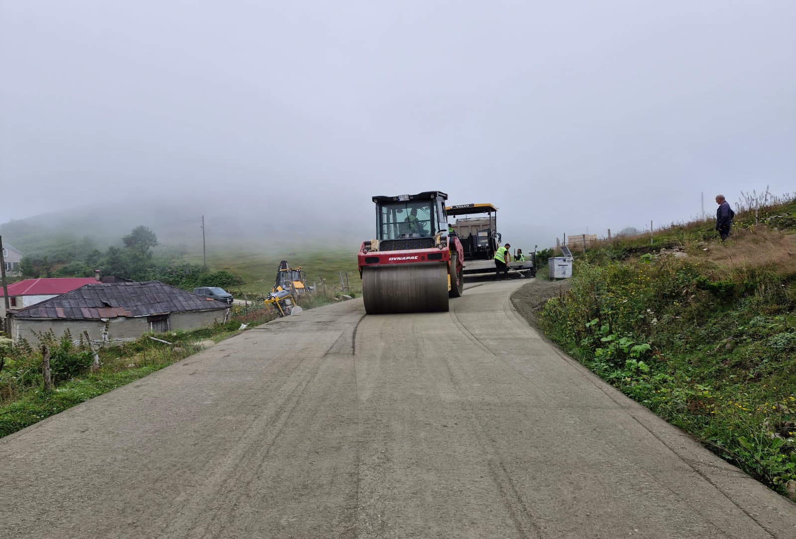 TRABZON’DA 4 İLÇEDE 13 KİLOMETRELİK YOL KURU BETONLA KAPLANDI
