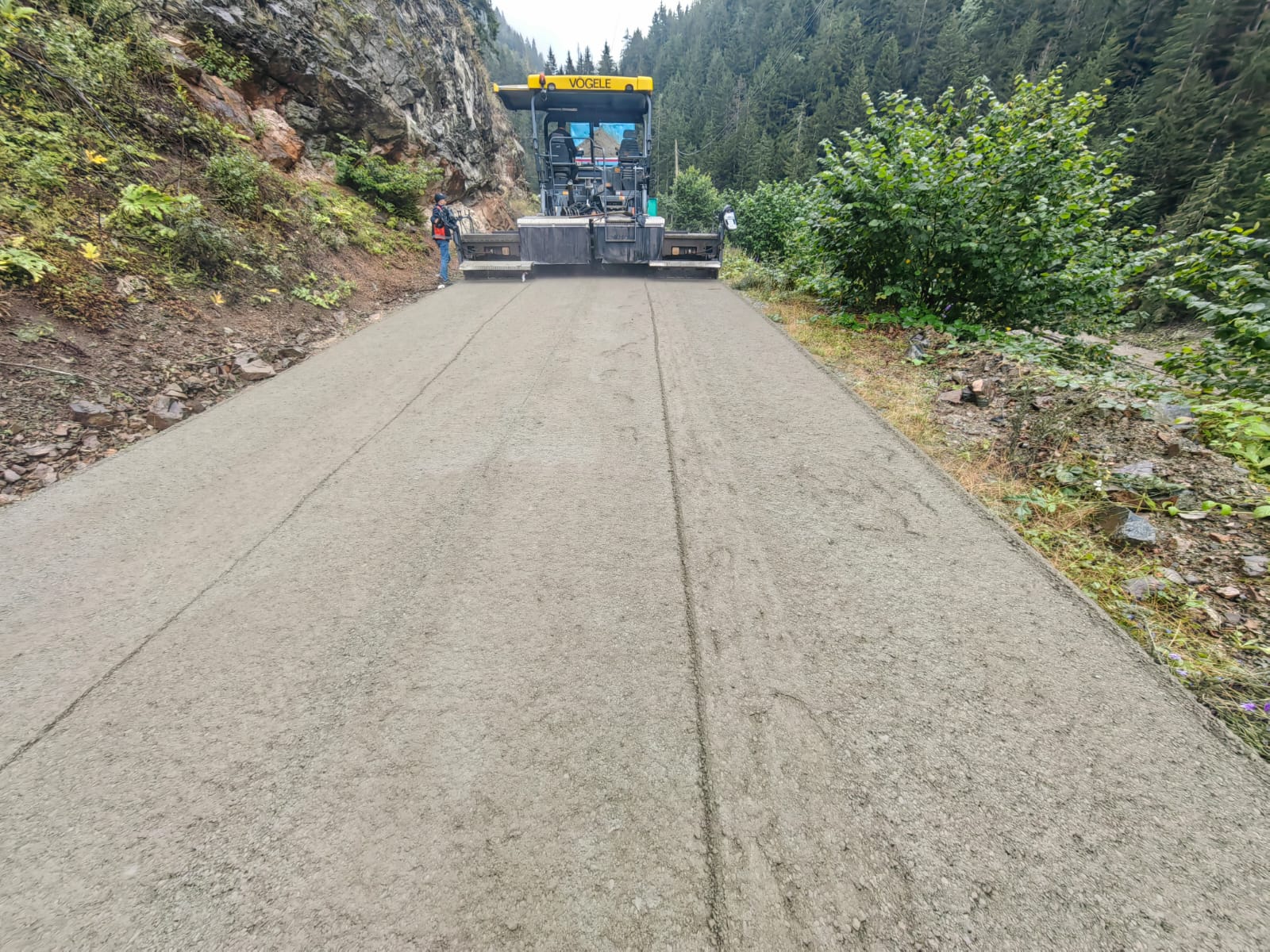 TRABZON’DA 4 İLÇEDE 13 KİLOMETRELİK YOL KURU BETONLA KAPLANDI