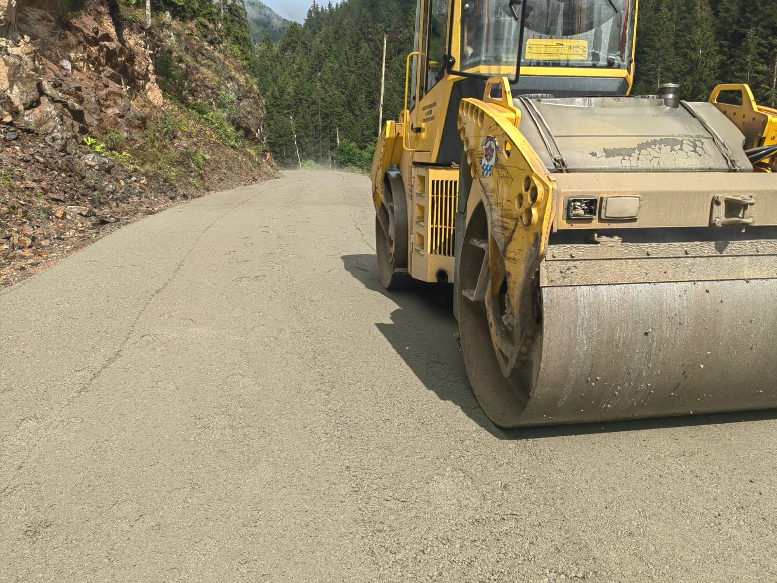 TRABZON’DA 4 İLÇEDE 13 KİLOMETRELİK YOL KURU BETONLA KAPLANDI