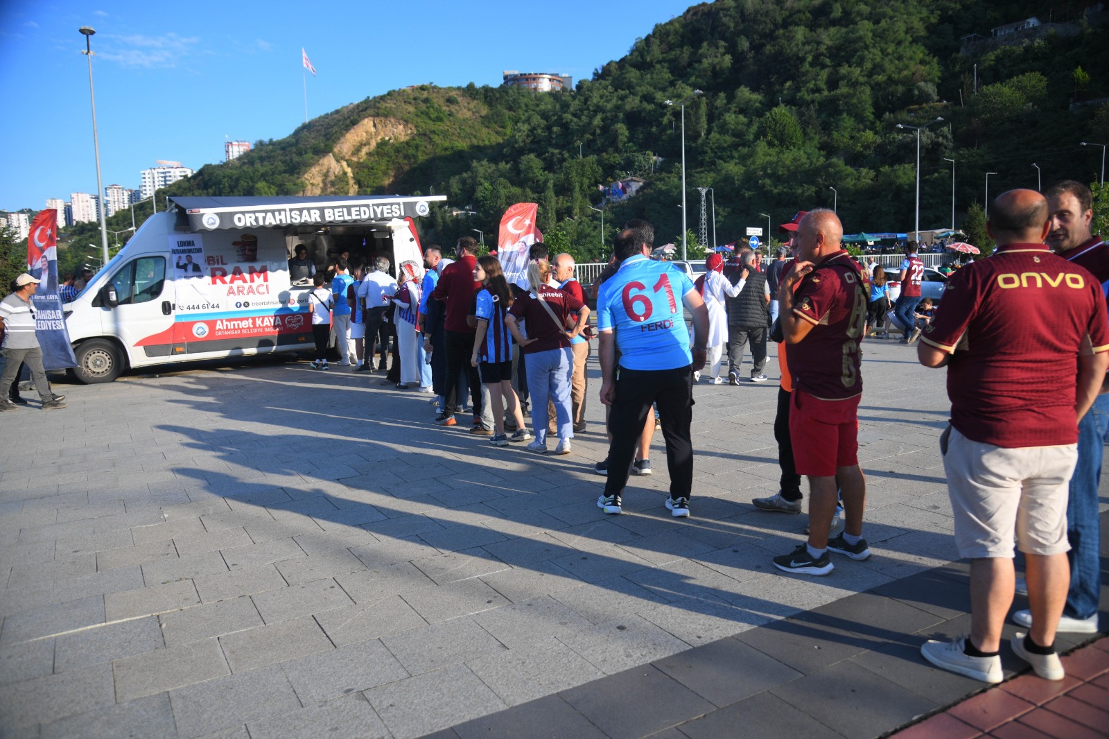BAŞKAN KAYA, TRABZONSPOR TARAFTARLARINA 3 BİN KAŞKOL HEDİYE ETTİ