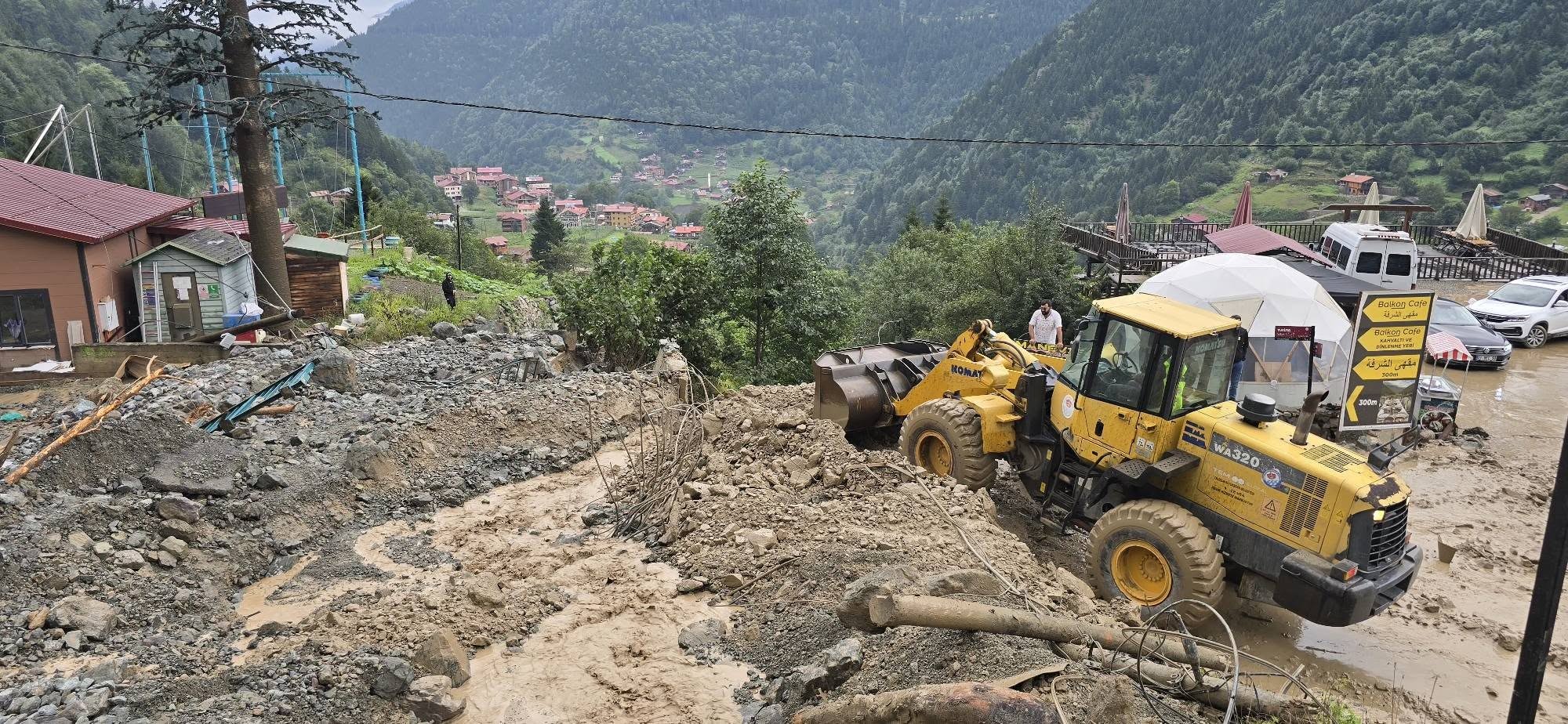 Uzungöl Koşan Deresi’nde Yoğun Yağış Sonrası Müdahale Sürüyor
