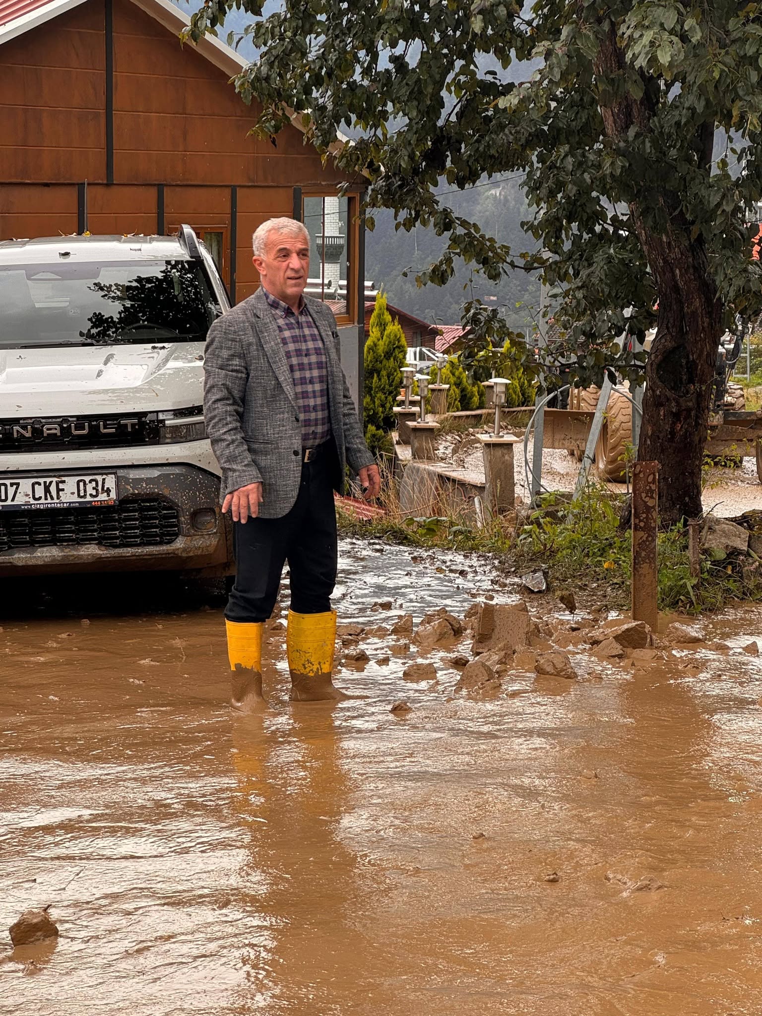 Uzungöl Koşan Deresi’nde Yoğun Yağış Sonrası Müdahale Sürüyor