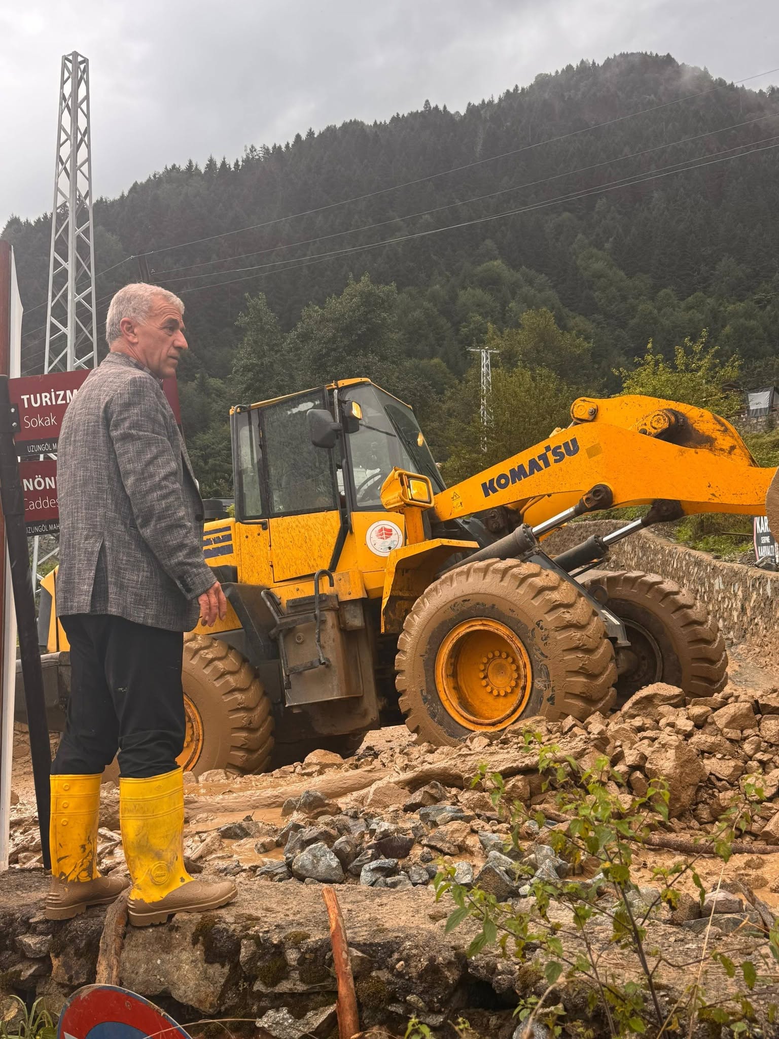 Uzungöl Koşan Deresi’nde Yoğun Yağış Sonrası Müdahale Sürüyor
