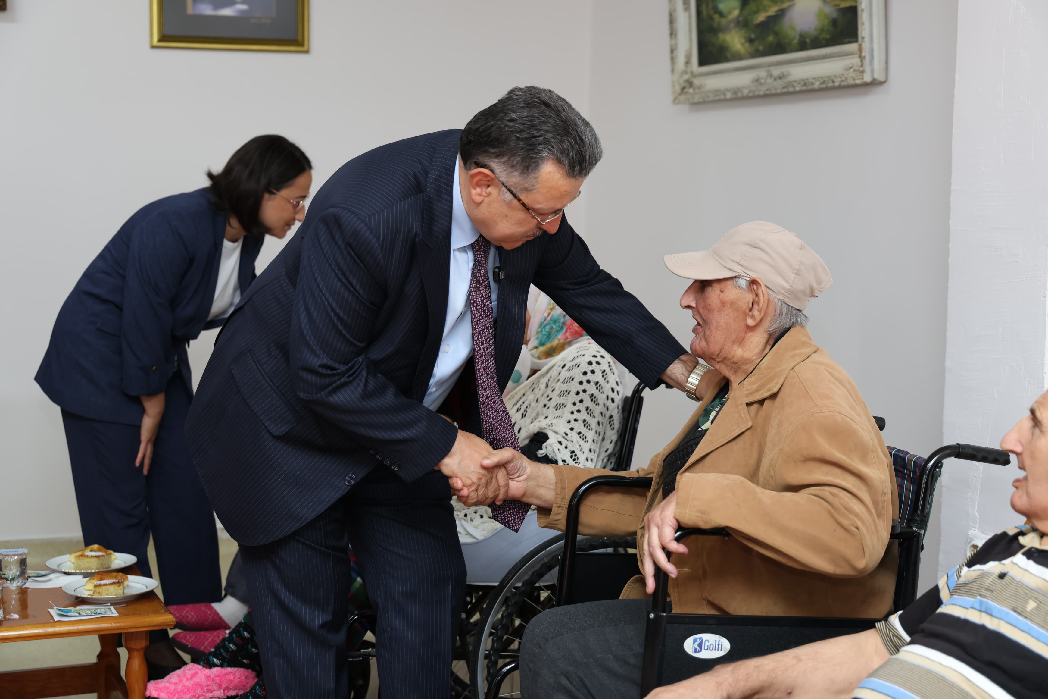 TRABZON BÜYÜKŞEHİR BELEDİYE BAŞKANI AHMET METİN GENÇ'TEN YAŞLI ÇINARLARA ZİYARET