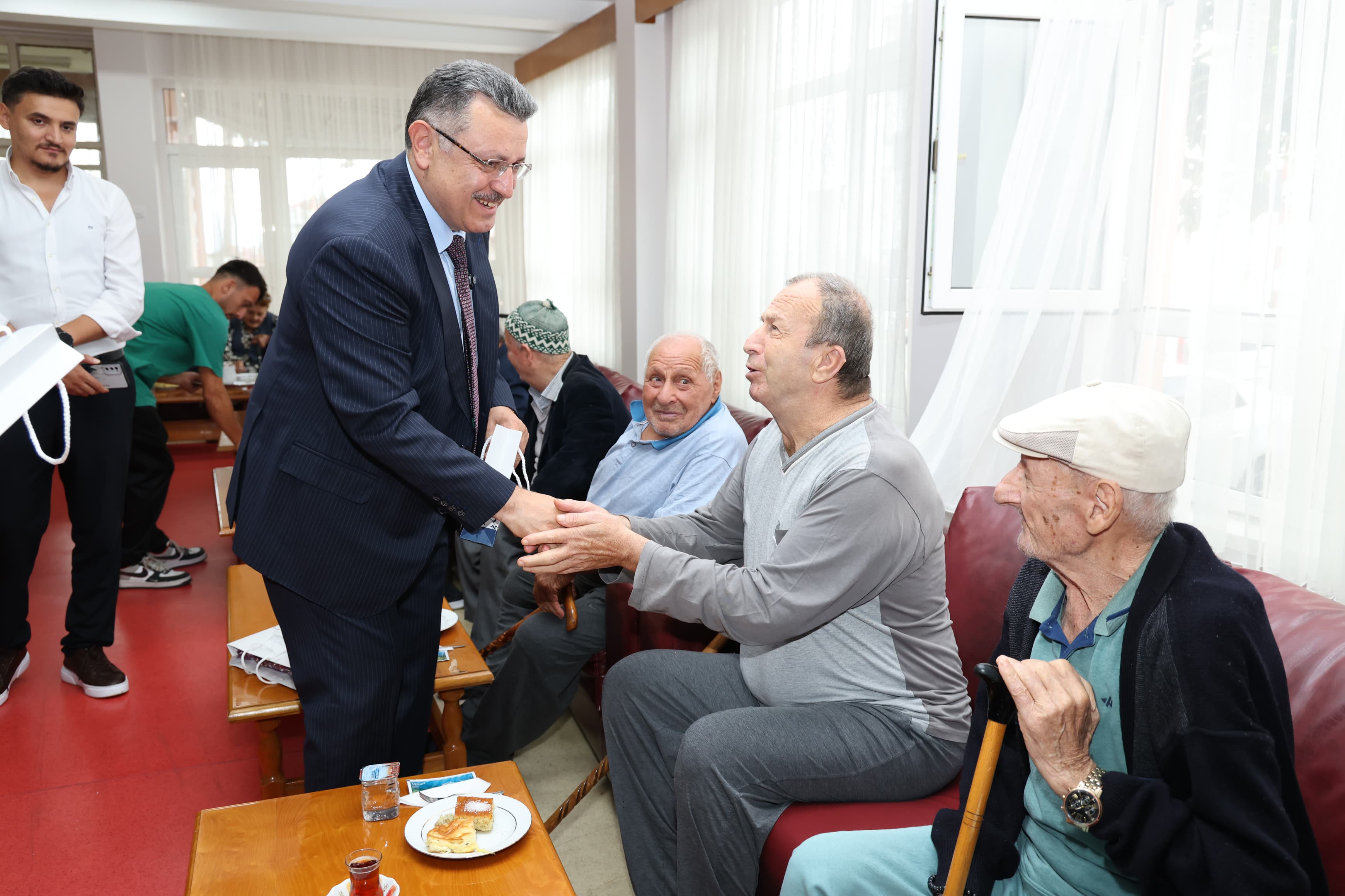 TRABZON BÜYÜKŞEHİR BELEDİYE BAŞKANI AHMET METİN GENÇ'TEN YAŞLI ÇINARLARA ZİYARET