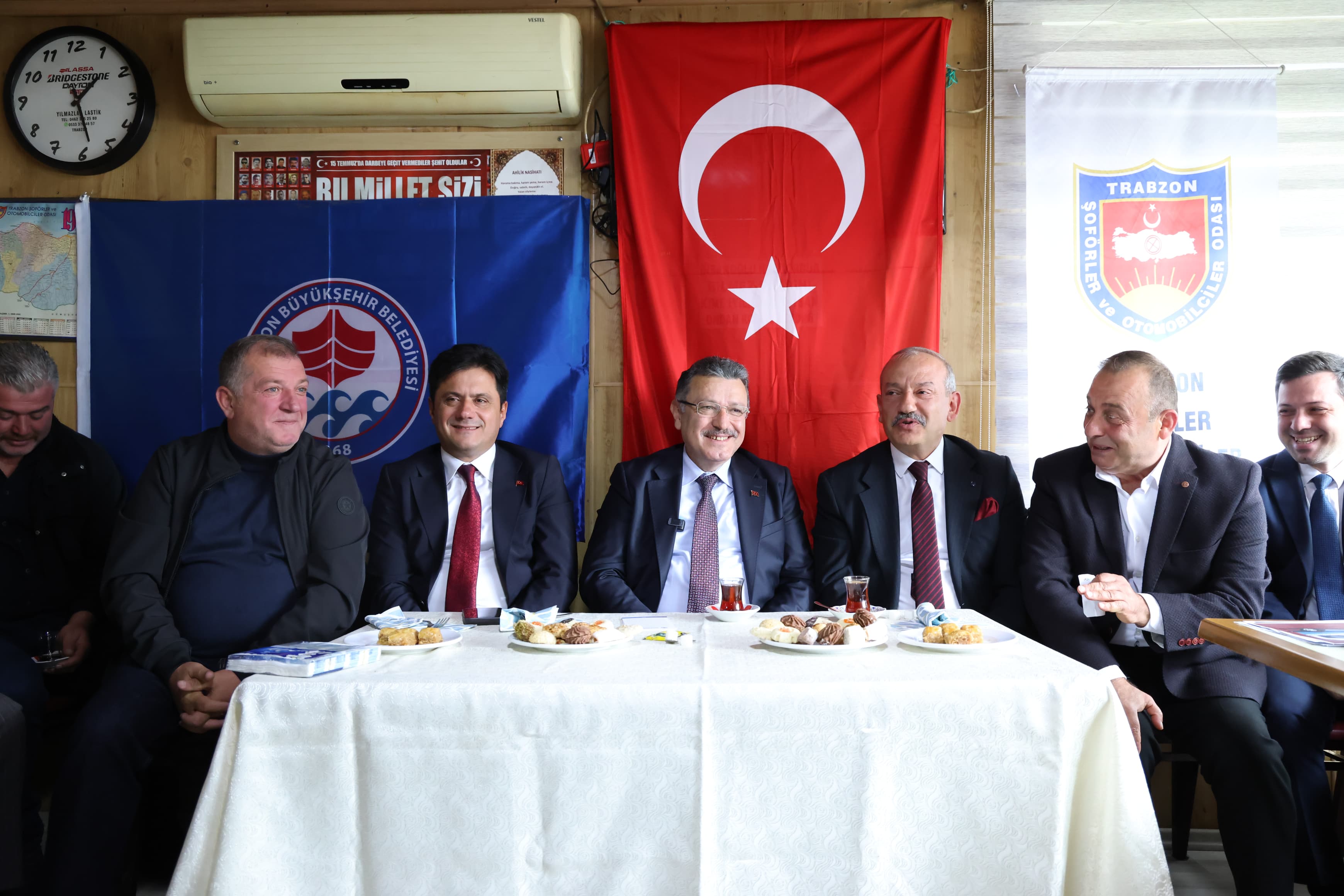 TTRABZON  BÜYÜKŞEHİR BELEDİYE BAŞKANI AHMET METİN GENÇ’TEN DOLMUŞ ESNAFINA GÜVENCE: KİMSE MAĞDUR OLMAYACAK