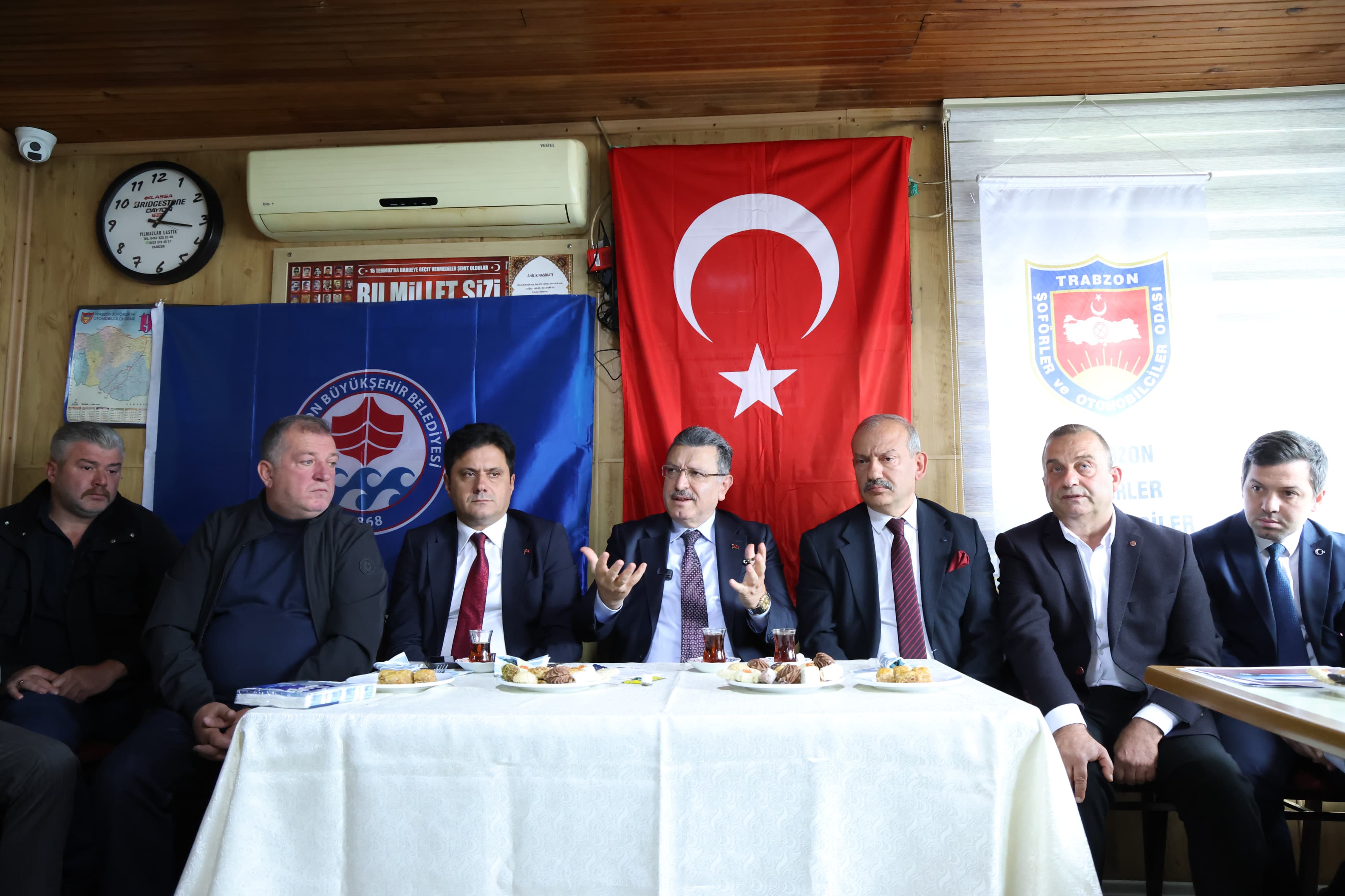 TTRABZON  BÜYÜKŞEHİR BELEDİYE BAŞKANI AHMET METİN GENÇ’TEN DOLMUŞ ESNAFINA GÜVENCE: KİMSE MAĞDUR OLMAYACAK