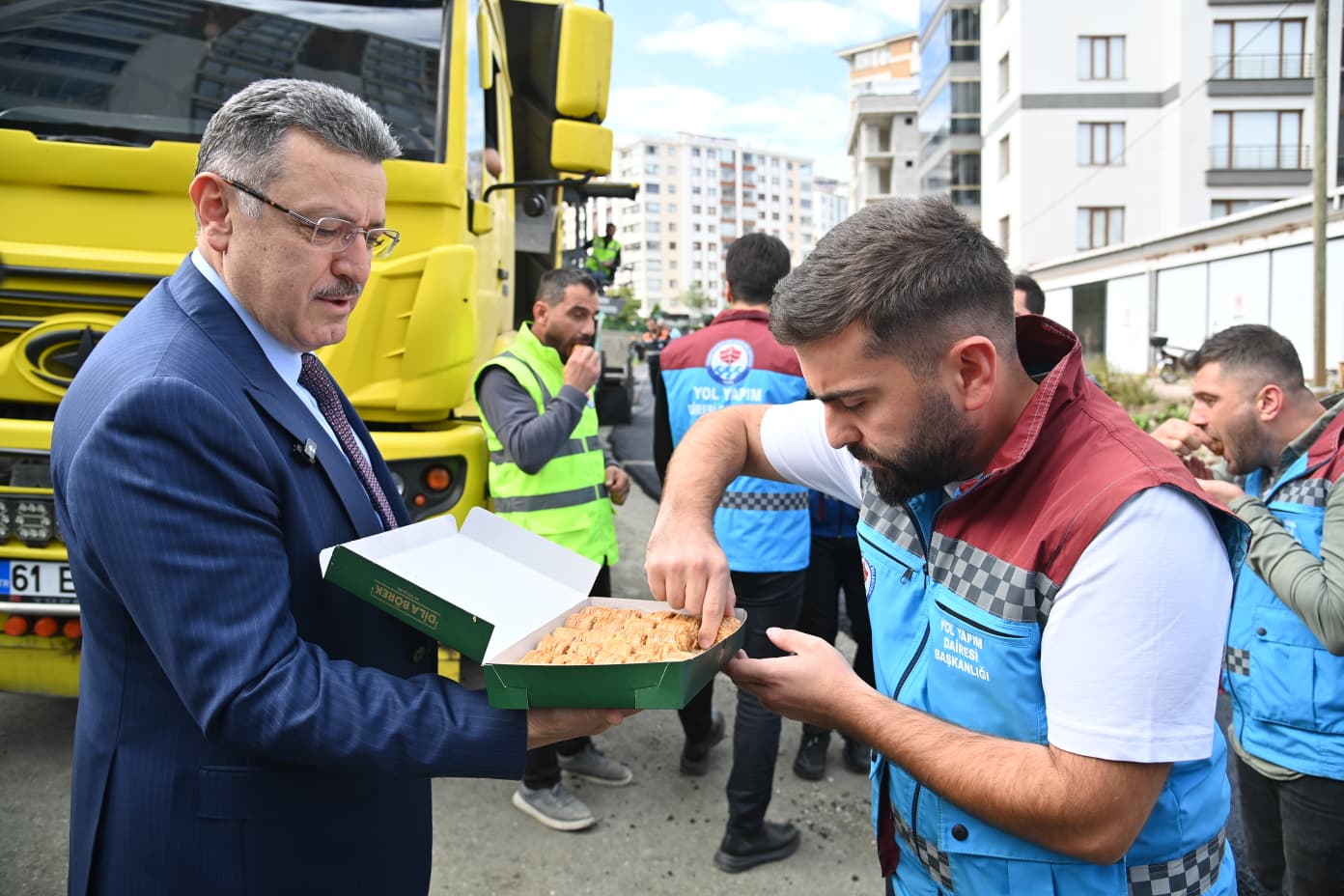 TRABZON BÜYÜKŞEHİR BELEDİYE BAŞKANI AHMET METİN GENÇ, ÇUKURÇAYIR VE ESENTEPE'DE ÇALIŞMALARI DENETLEDİ