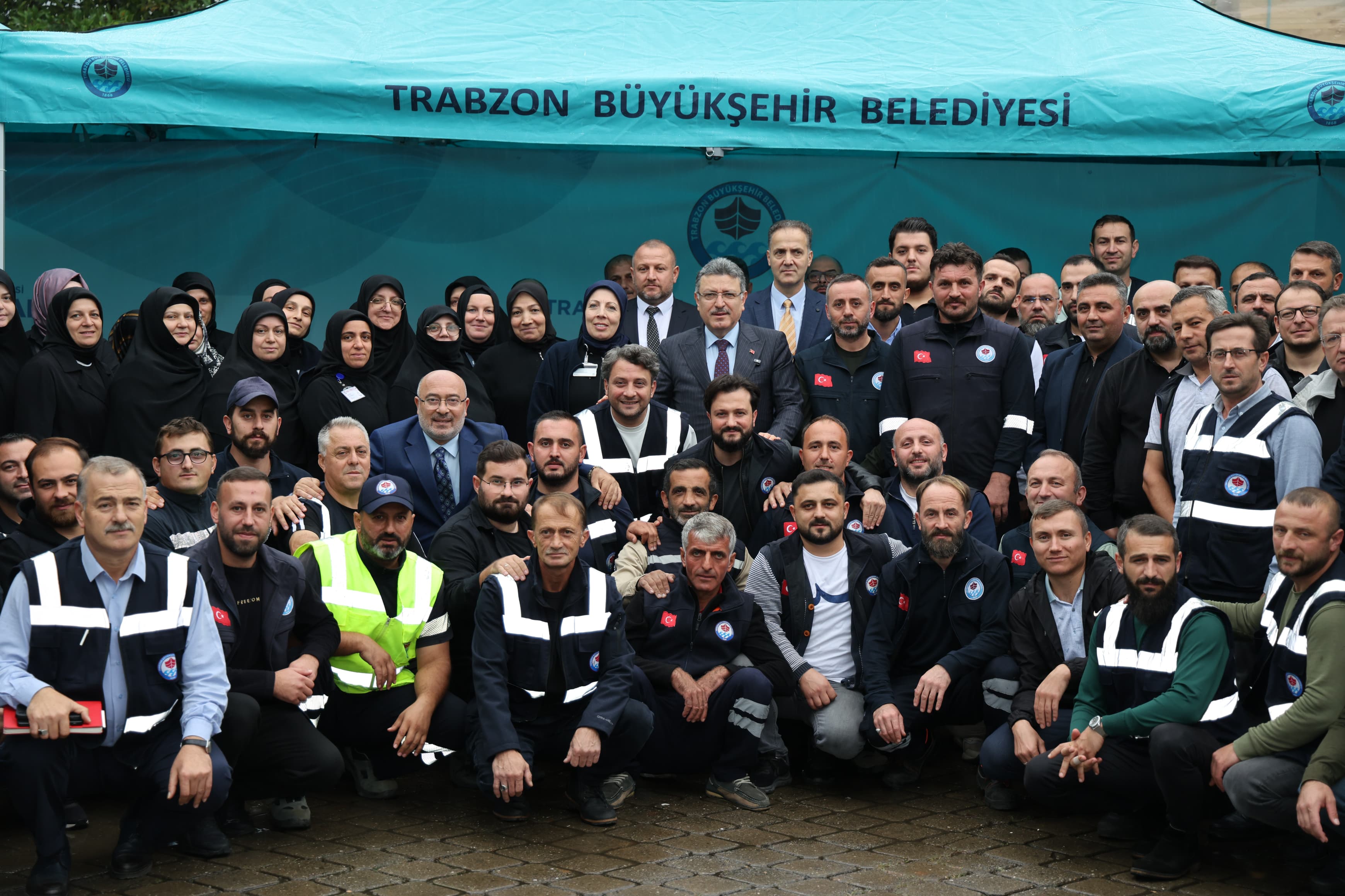 TRABZON BÜYÜKŞEHİR BELEDİYE BAŞKANI AHMET METİN GENÇ, ÇUKURÇAYIR VE ESENTEPE'DE ÇALIŞMALARI DENETLEDİ