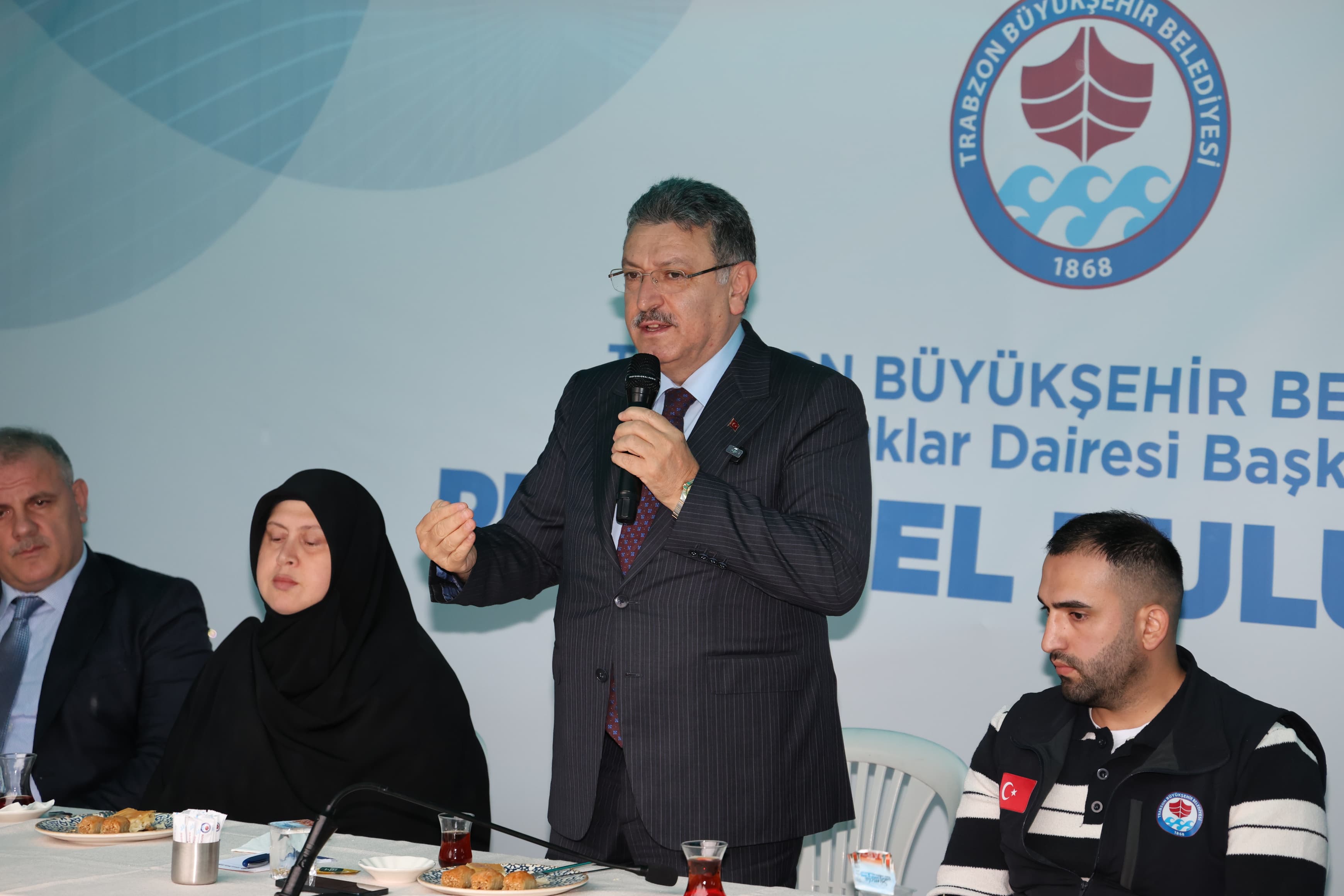 TRABZON BÜYÜKŞEHİR BELEDİYE BAŞKANI AHMET METİN GENÇ, ÇUKURÇAYIR VE ESENTEPE'DE ÇALIŞMALARI DENETLEDİ