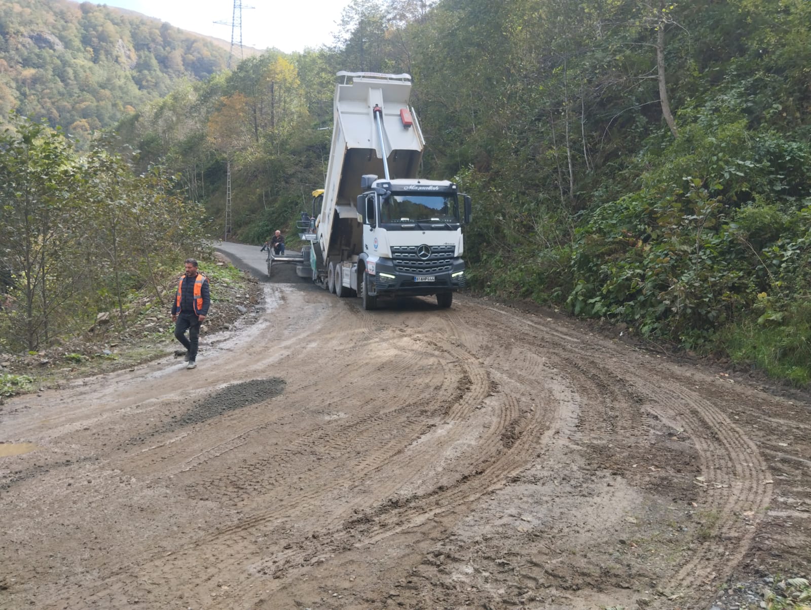 BÜYÜKŞEHİR'İN YOL SEFERBERLİĞİ SÜRÜYOR