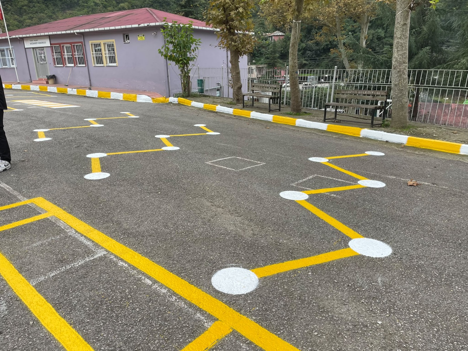 BÜYÜKŞEHİR’DEN OKUL BAHÇELERİNE RENKLİ DOKUNUŞ